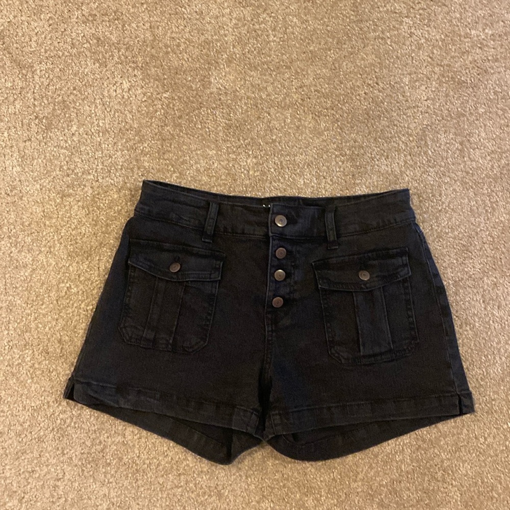 Black jean shorts with pockets on butt
